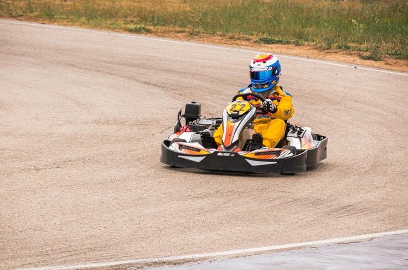 Karting en intérieur vs extérieur : découvrez le meilleur choix en 2026
