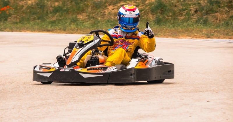 Protéger ses côtes en karting : l’équipement indispensable pour éviter les bleus